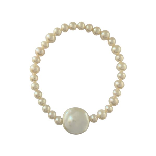Stretch bracelet with round freshwater pearls and a large central coin pearl, photographed on a white background.